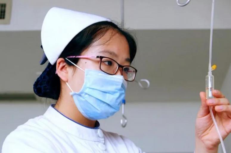 孩子被烫伤母亲自责了,孩子被开水烫伤大人自责