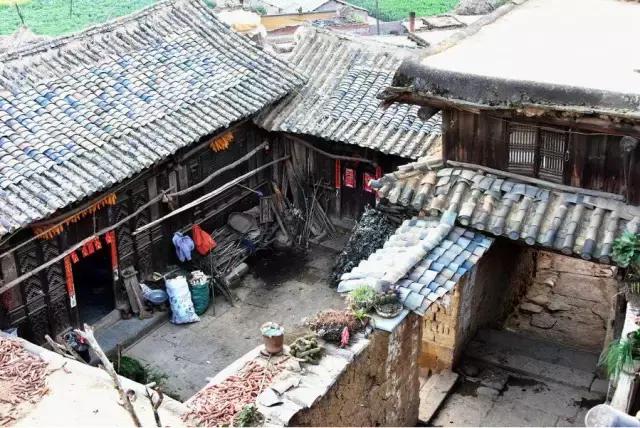 云南这个村子百家相连,一不留神就走到人家房顶上了