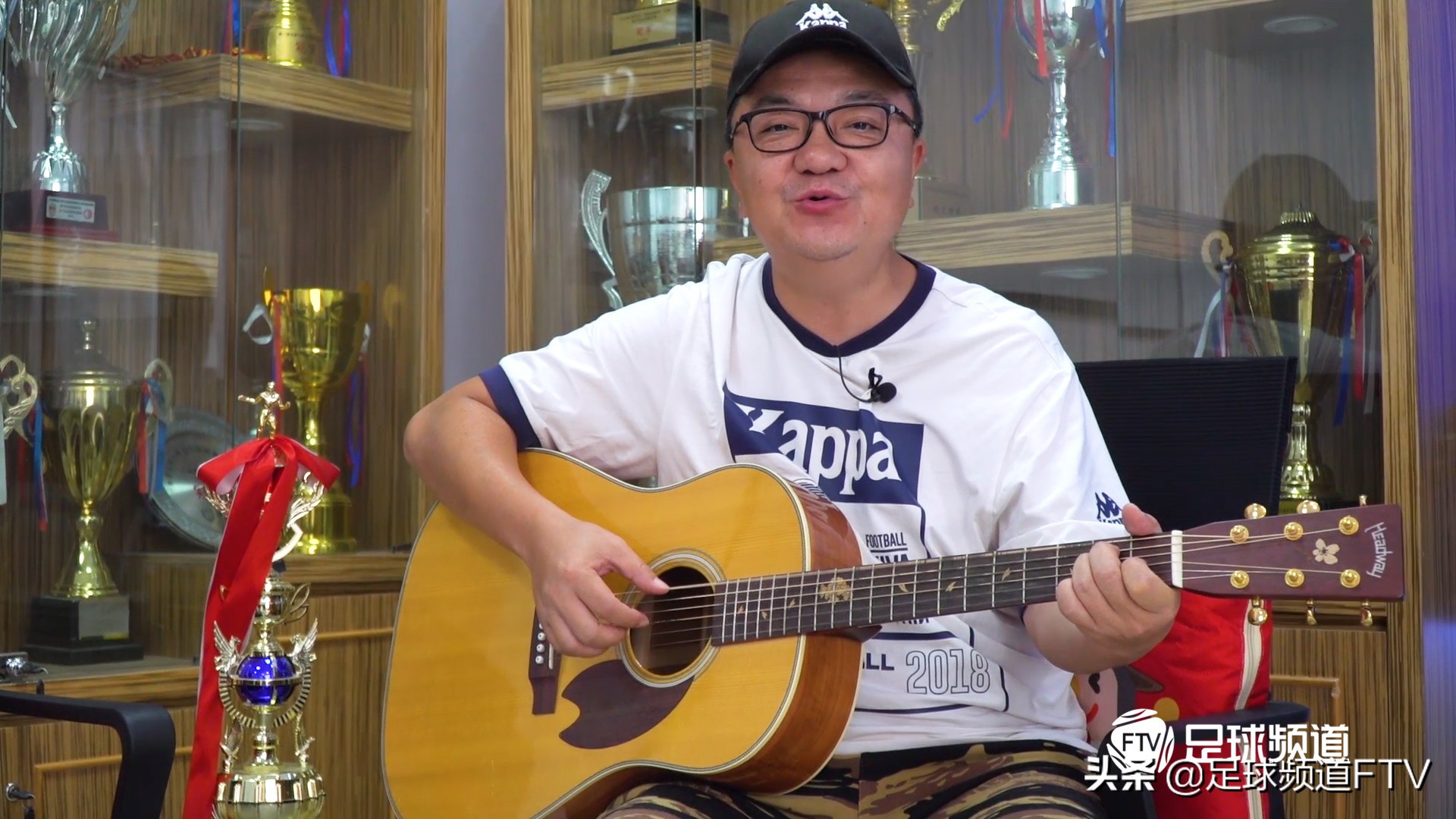 体育评论员董路,董路带领足球小将走进赛场