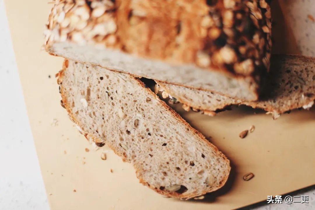 相识27天闪婚，这对逃离大城市的小夫妻，实现“面包爱情”双丰收