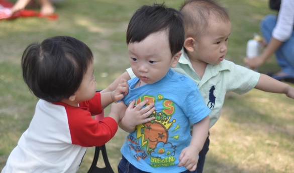 2岁宝宝为“维护正义”，抓伤抢玩具的小朋友，怎样引导才靠谱？