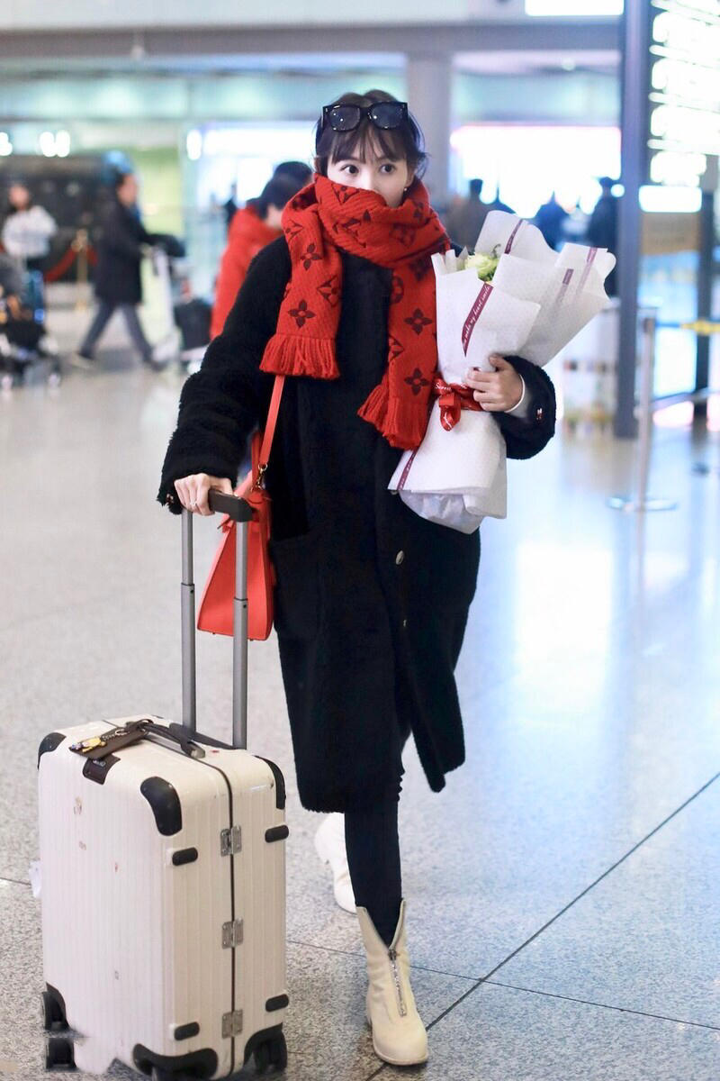 马蓉lv,马蓉现身机场穿的黑大衣红围巾