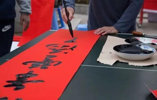 今年年三十贴春联还有什么讲究,贴春联一定要在大年三十吗