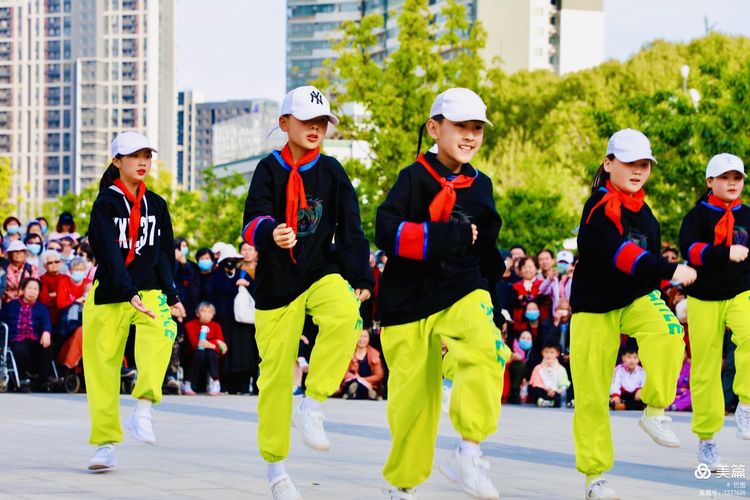 洛阳牡丹广场：*疆新**舞大联欢