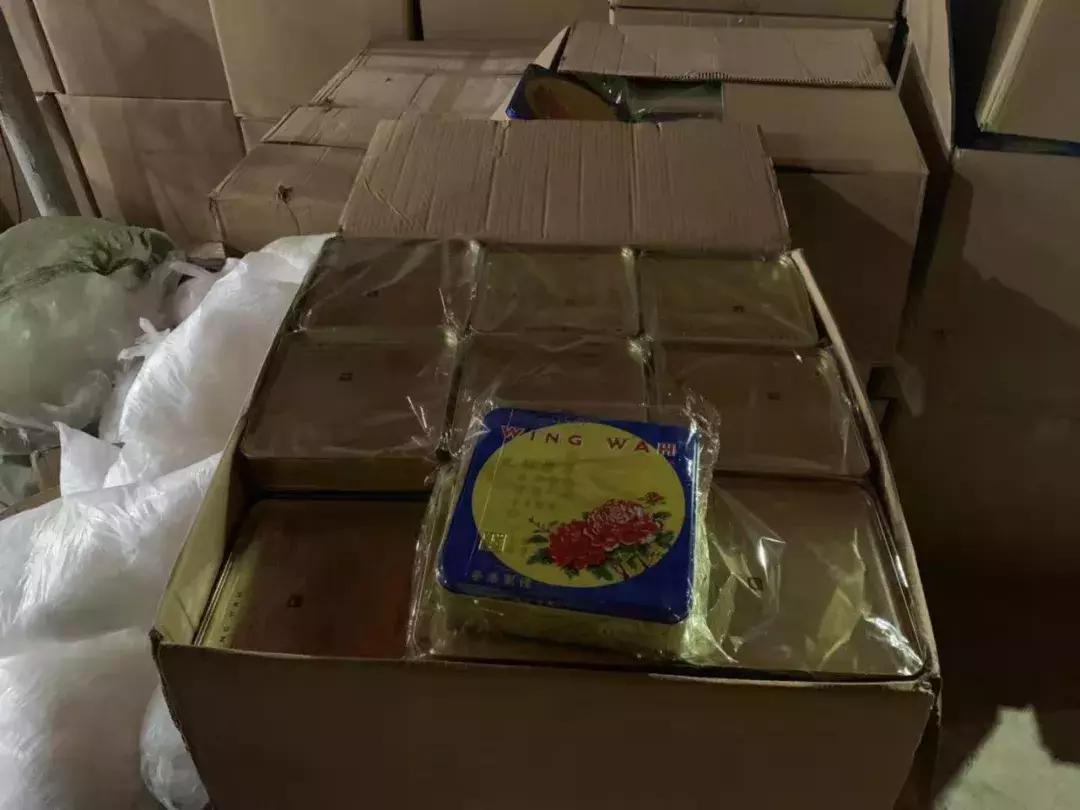假月饼加工窝点,月饼窝点造假视频