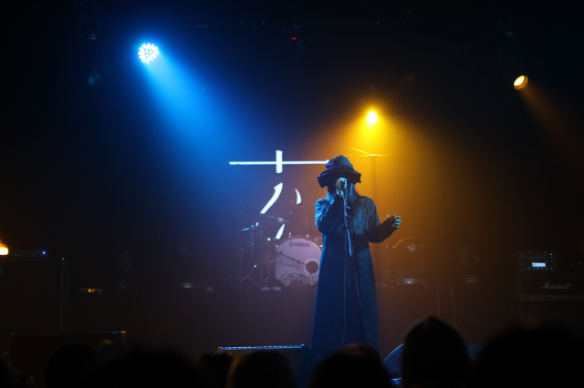 佳能rf70200f2.8和f4哪个好,佳能rf15-35f2.8测评