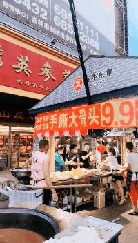 「东市观光夜市」手撕大骨头九块九，吃到开始怀疑人生