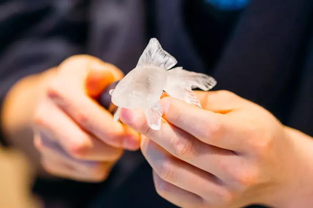 21岁日本小伙立志复兴糖艺制作，5分钟捏出金鱼熊猫，你舍得吃吗