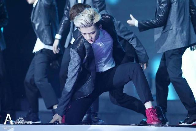 他是顶级男团门面，被称为爱豆中的贵族，却多次对女神公开示爱