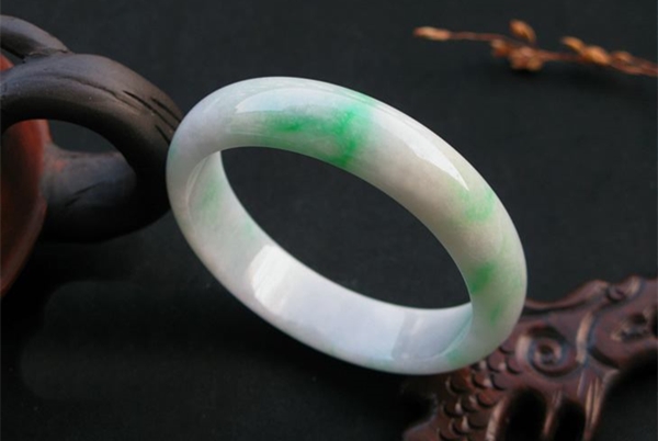 翡翠冰种高冰种怎么区分,翡翠知识之冰种翡翠