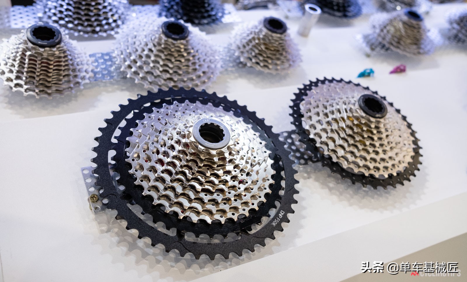 这是飞机，这是鸟……不，这是一个无压迫感的自行车车座