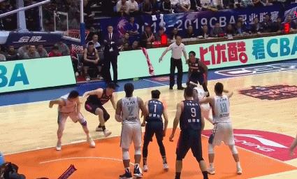 野球场打篮球应该怎么打,野球场遇到脏动作怎么办