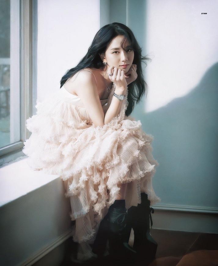 1月开年封才过，粉墨的金智秀又拿下2月封，时尚资源太好了