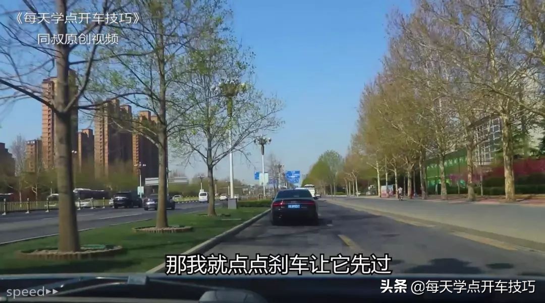 左侧第二条左转道直行扣分吗,左转道路左边没有路直行怎么罚