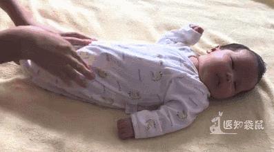 新生儿宝宝肚子胀气怎么做排气操,新生儿哭闹胀气排气妙招0-1个月