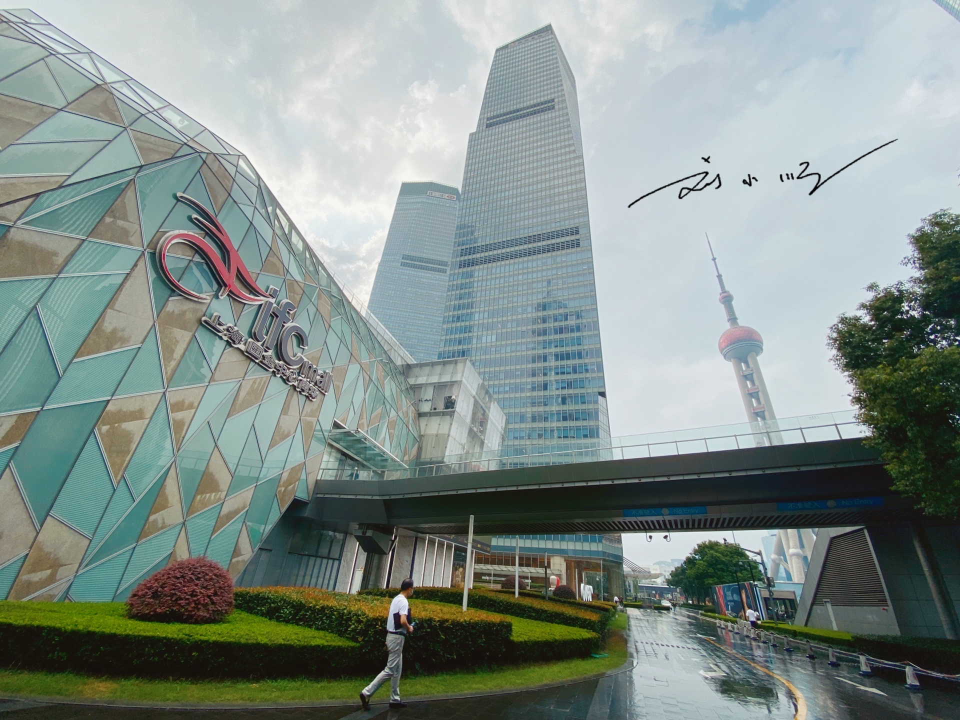 上海东方明珠塔周围哪个商场最大,上海魔都最大的商场