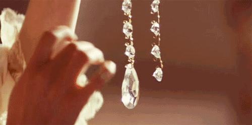 月薪6000元，老婆要我求婚买1万多的钻戒，过分吗？