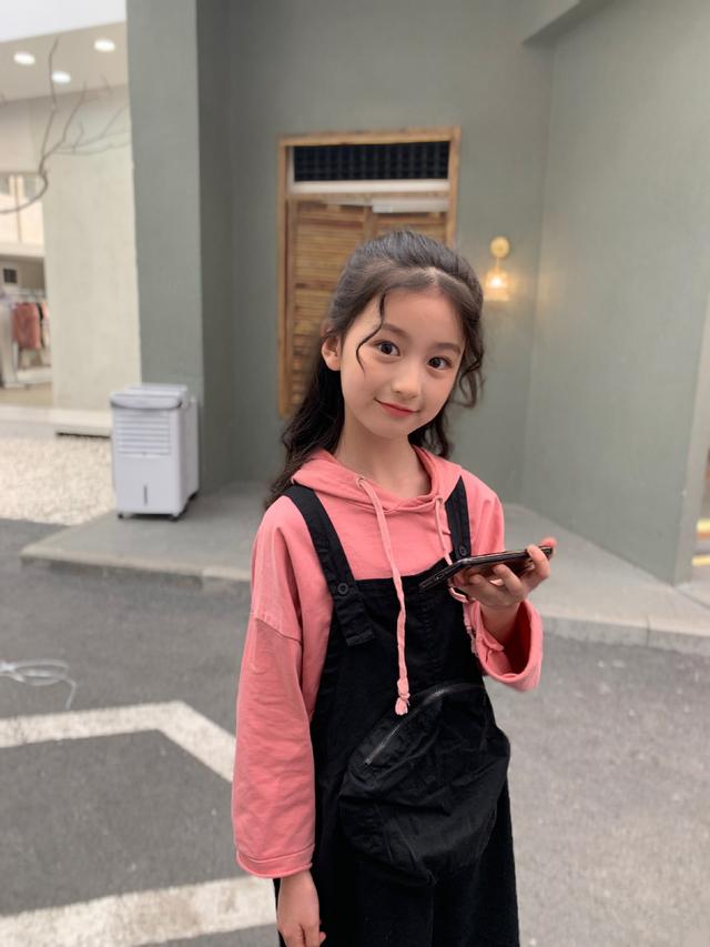 裴佳欣童模衣服,长得太漂亮被禁止整容的童星