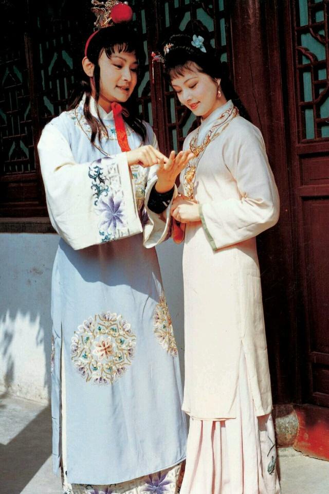 蘅芜苑是个很阴森诡异的地方,蘅芜苑是坟墓