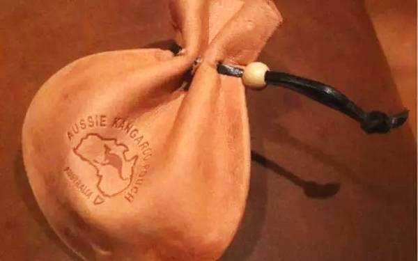 还在买无趣纪念品？来看看导航T恤、袋鼠蛋蛋零钱包和尿尿小童