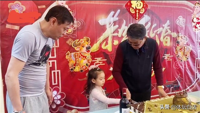 51岁范志毅为恩师庆生,4岁美国籍女儿颜值高,为师公切蛋糕