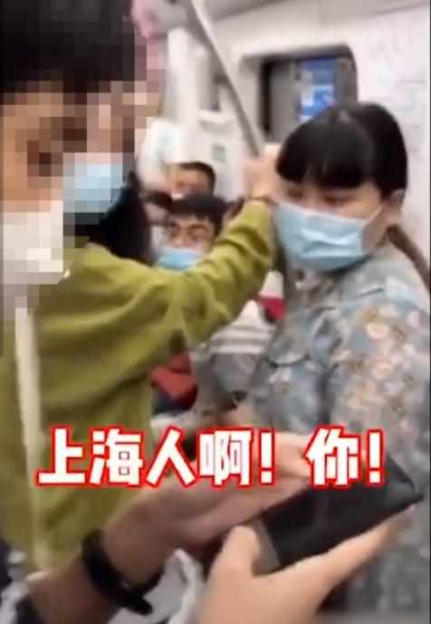 覅面孔！沪一男子地铁*拍偷**美女隐私部位，女生怒吼：删掉！警方：拘！