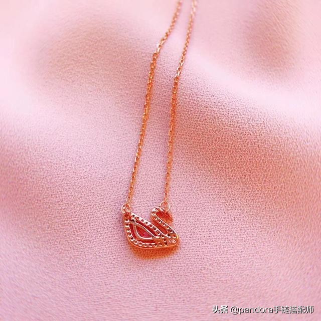 施华洛世奇黑天鹅和银天鹅哪个贵,施华洛世奇黑天鹅项链推荐视频