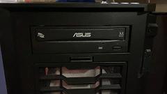 侧透机箱能装光驱,外置光驱在机箱外面放置的光驱