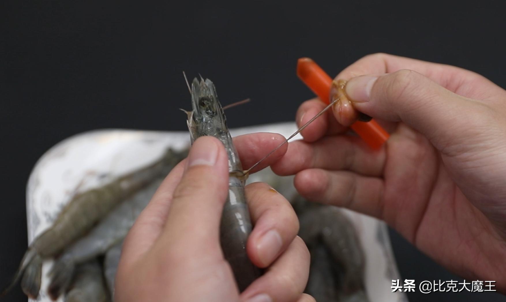 去虾线小窍门工具一秒一个,去虾线小妙招吸管