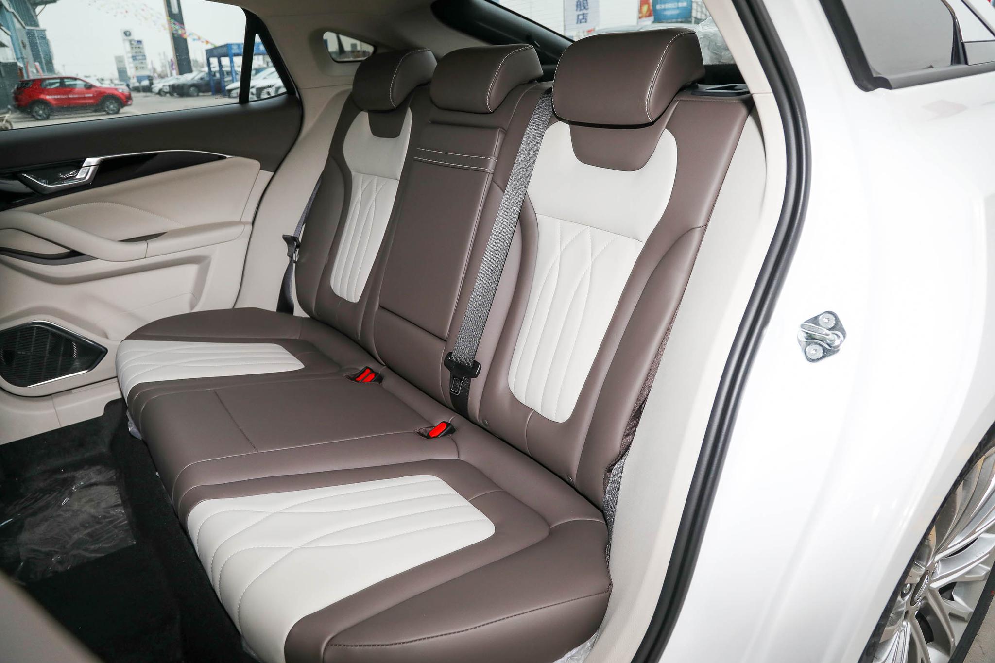 一款车如何俘获人心且看奔腾b70,10款奔腾b70空间怎么样