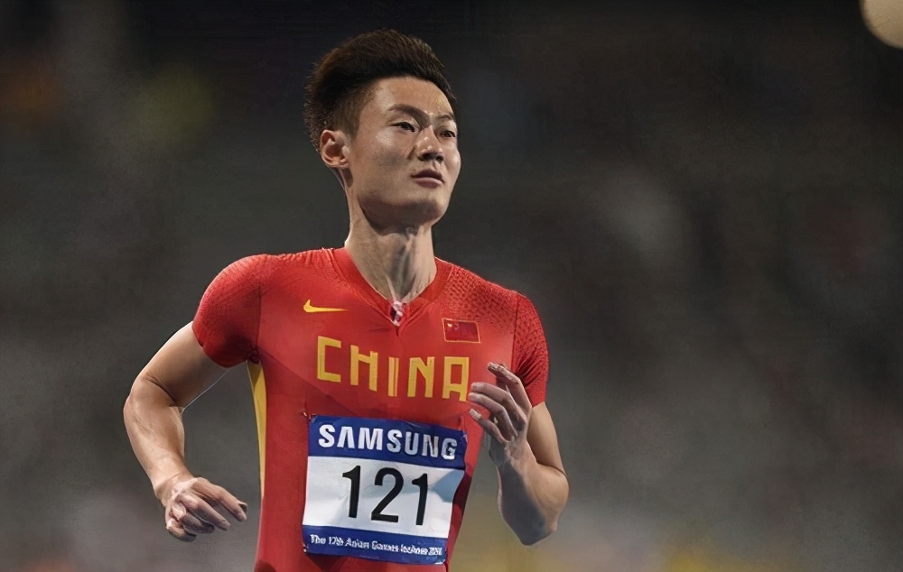 被拿刀追砍，抓伤*处私**，张培萌发文回应家暴，自己才是受害者