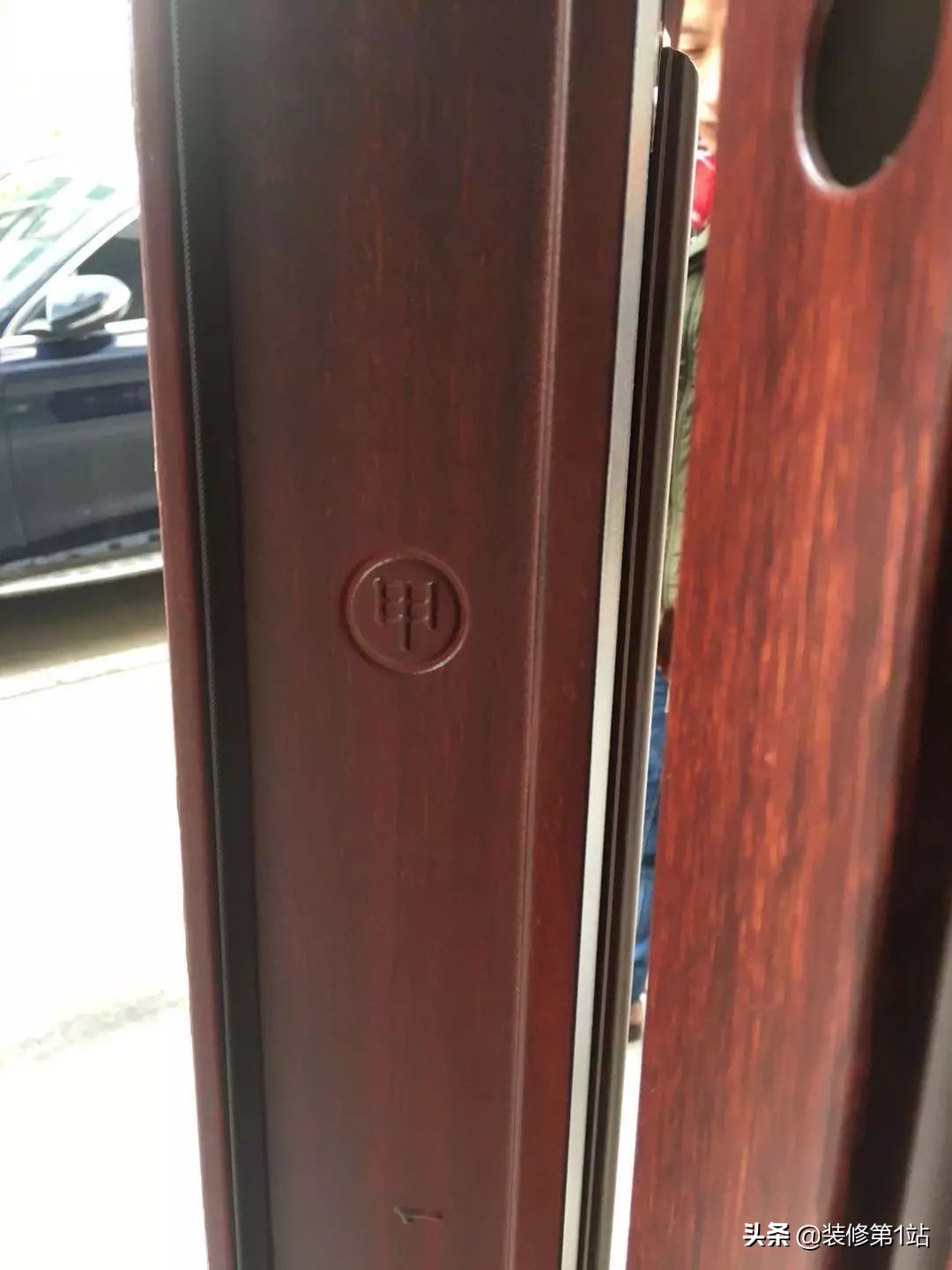 你用一张纸打开自家的防盗门吗,你家的门锁够安全么