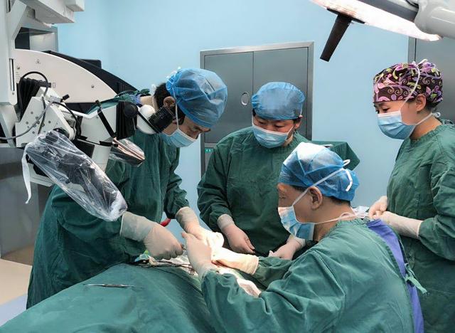 人工听骨听力恢复过程,失聪女孩重获听力完整版