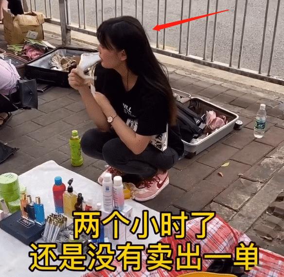 90后美女带小孩摆地摊,90后美女摆摊