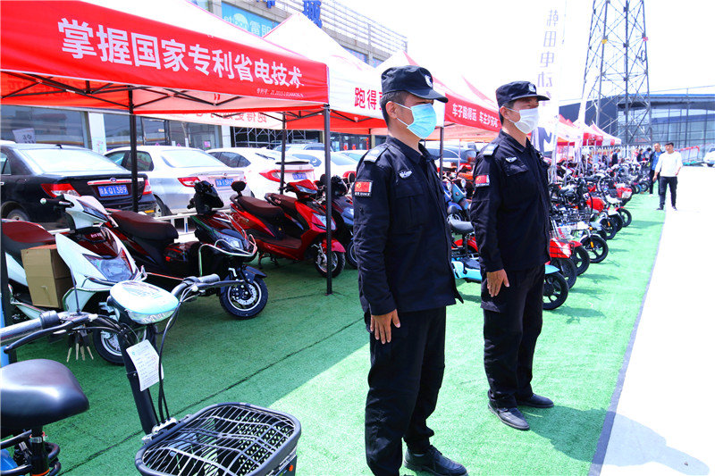 为了带老伴出去游玩方便两千多买了一辆两轮电动车