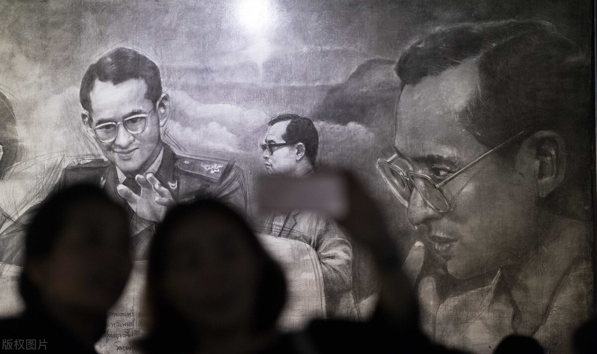 管家已经离开了警戒线，偷偷地向雾隐小鬼吹笛的方向靠近