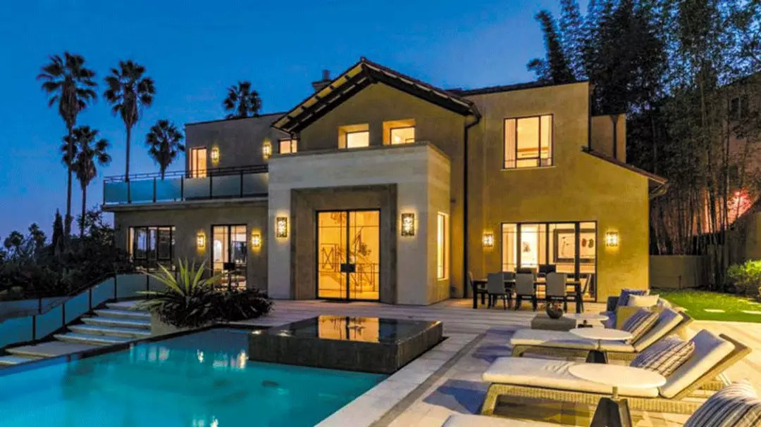 rihanna只靠副业微商赚6个亿,rihanna副业赚多少钱