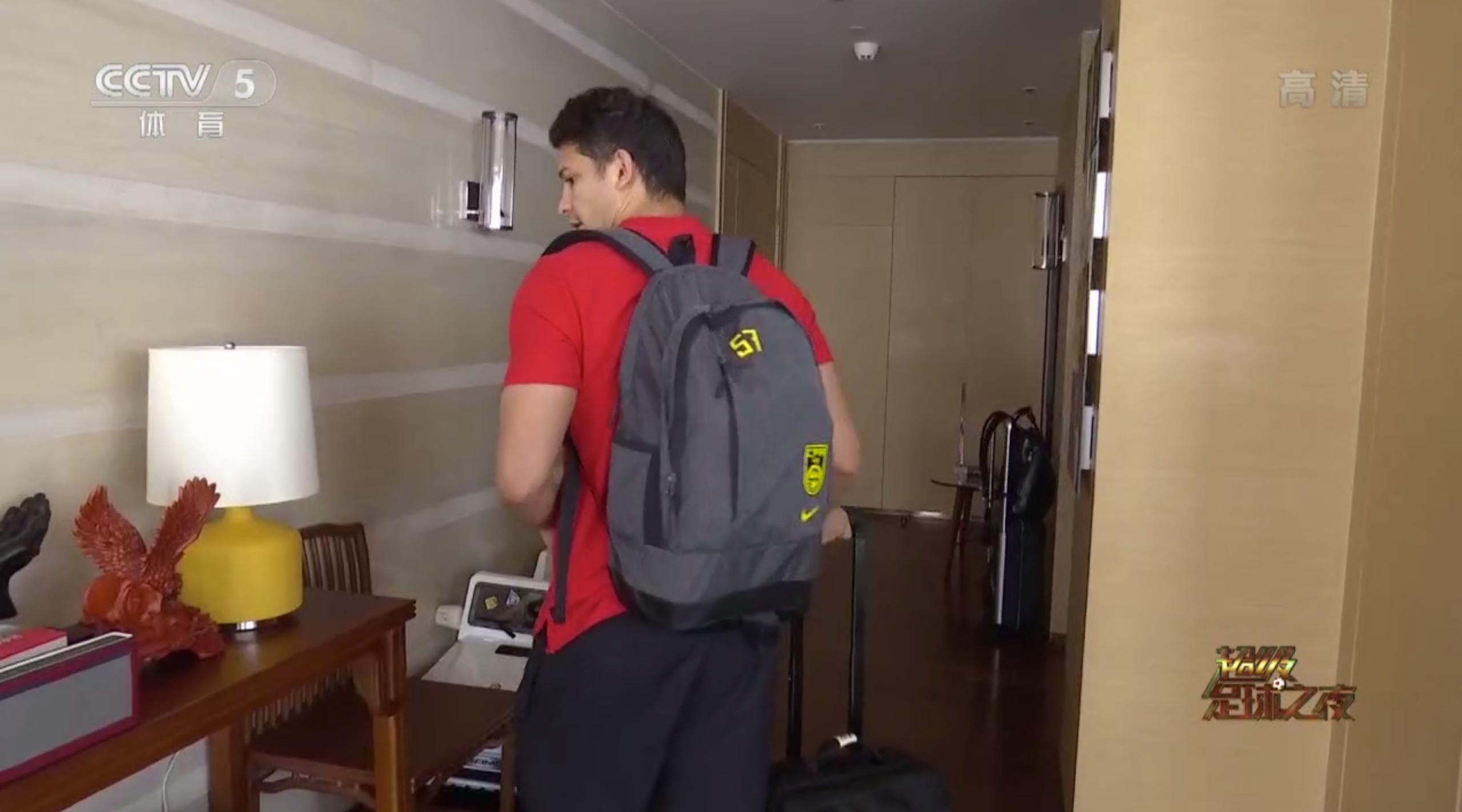 国足前锋艾克森独居广州豪宅！正对广州塔一线江景1楼客厅2楼卧室