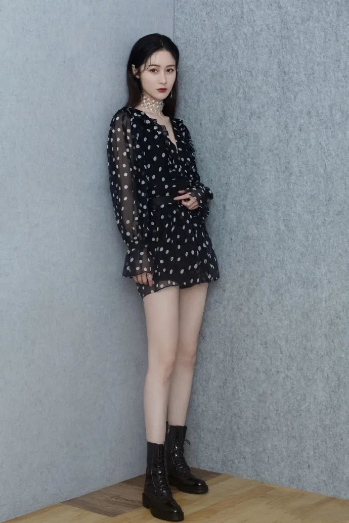 马丁靴怎样穿时髦新潮还显腿细呢,冬季马丁靴松糕鞋