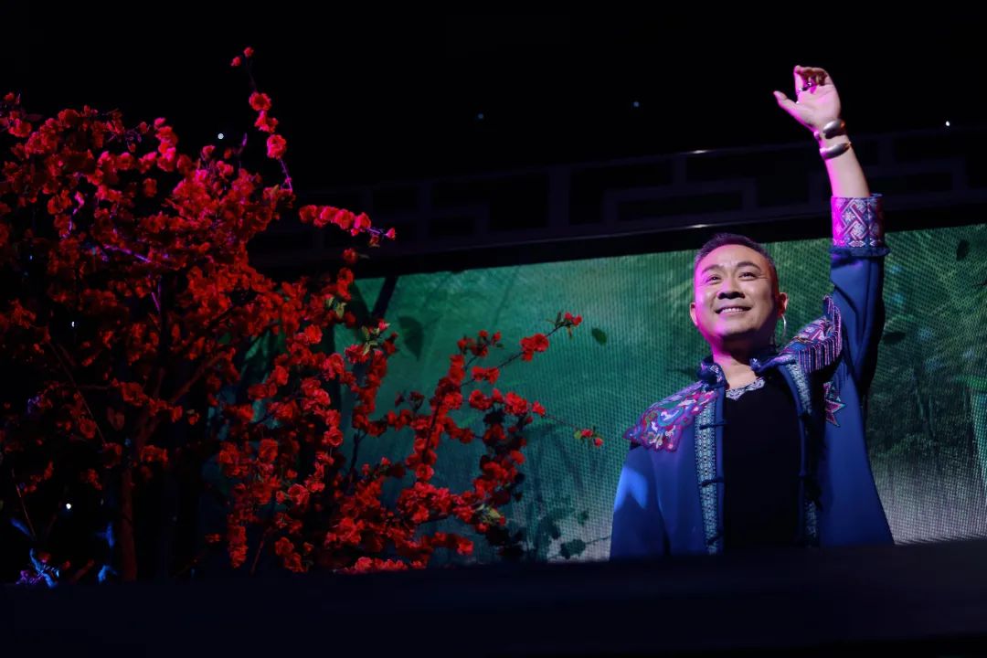 音乐会不按套路出牌：小毕哥现场吃起了大米饭，谢大脚跟着大爷学犁地