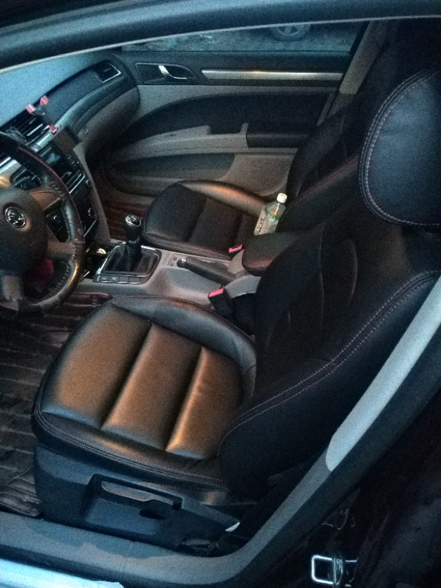 远看是黑色近看是绿色的车,远看是车近看是车