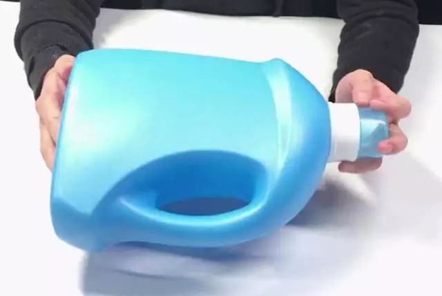 使用洗衣机置物架,洗衣瓶改造吹风机置物架