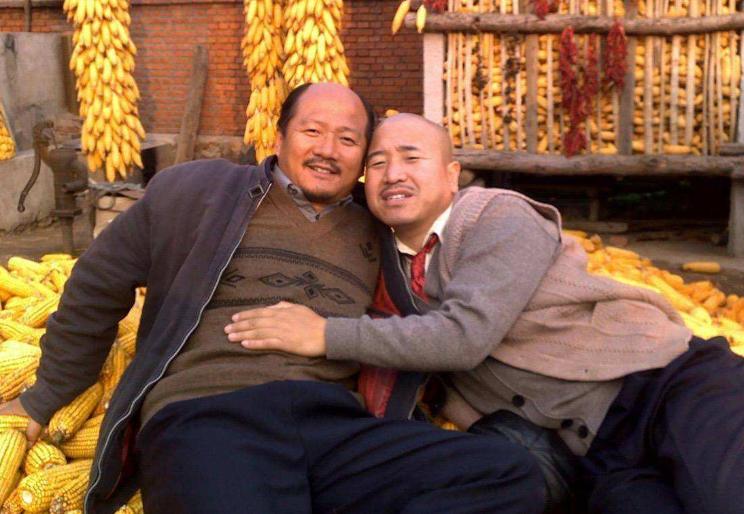 谢广坤雪地里睡觉,谢广坤冬天穿棉袄带货的视频