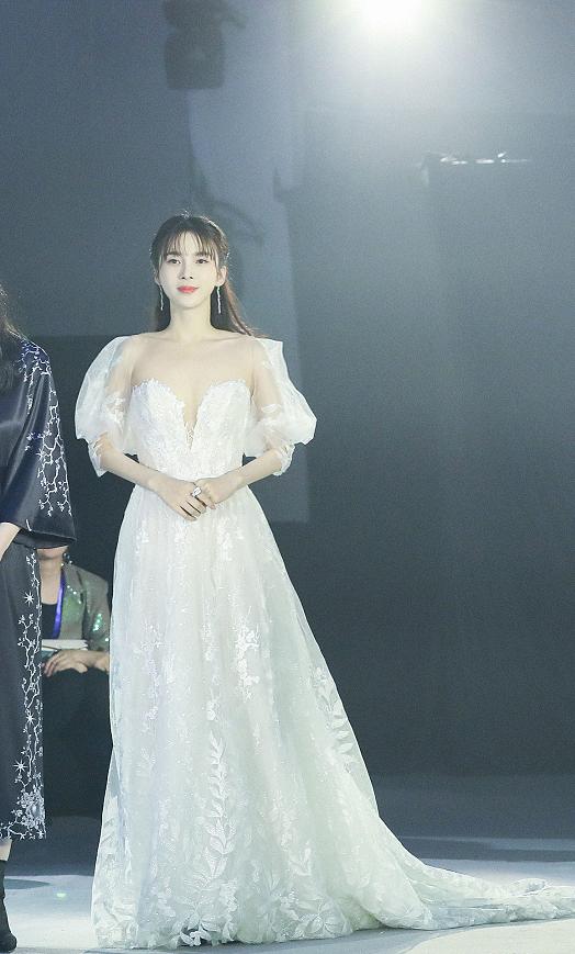 赵韩樱子终于大胆一回，穿半透明网纱裙凹造型，转身那刻太唯美了