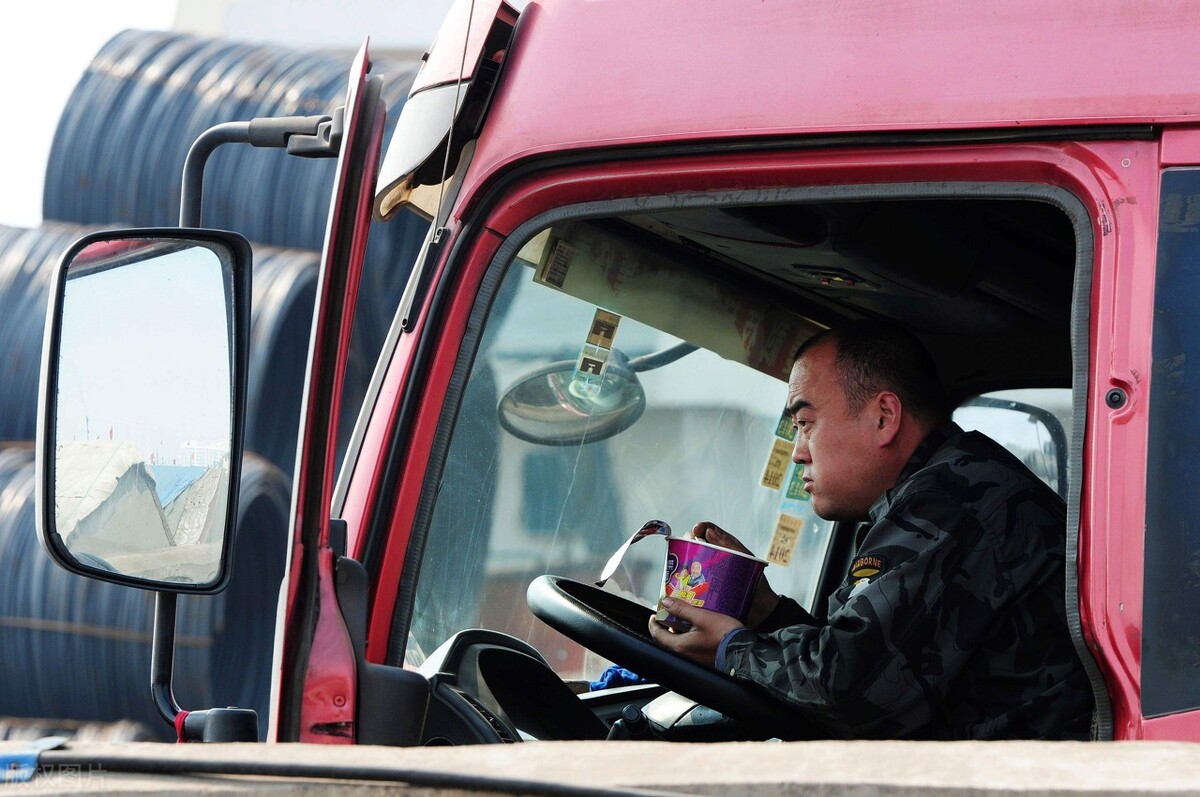 夫妻开长途大货车能挣多少,开长途货车一月收入