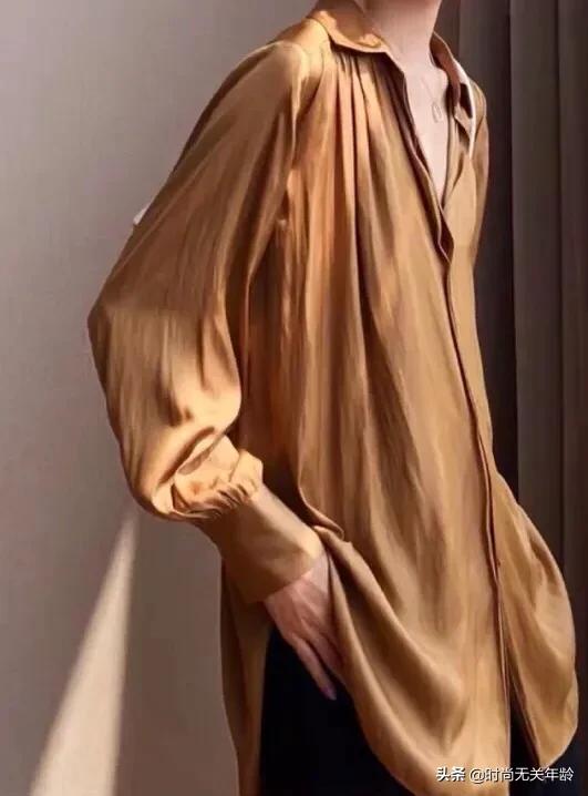 这个秋天跟衬衫很配,法国女人初秋衬衫穿搭