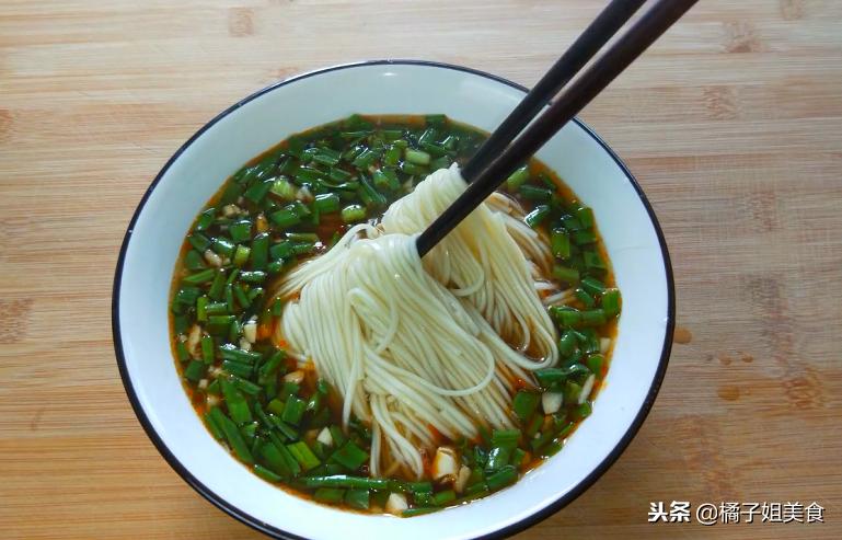 酸辣面条的神仙吃法加番茄,家里只有面条怎么做拌面酸辣的
