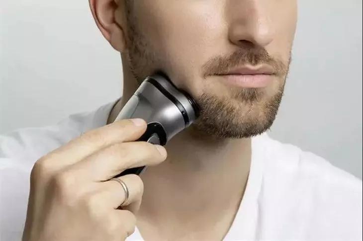 小米爆款剃须刀，一包烟钱就能买到，采用3D浮动刀头，剃感更舒适