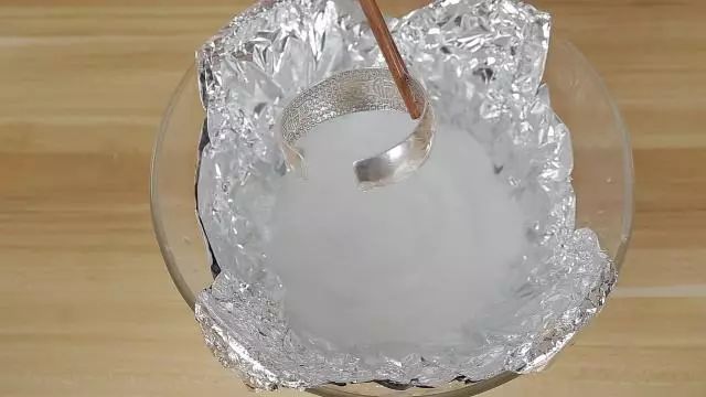 不用锡纸洗银首饰,快速清洗银首饰的方法