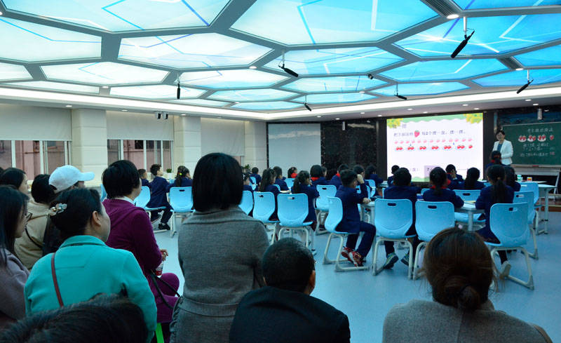 重庆小学家长开放日,家长体验特色课程